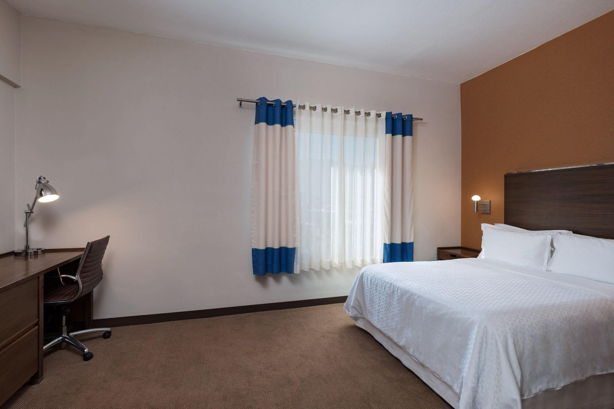 Four Points By Sheraton Galerias Monterrey Dış mekan fotoğraf A typical bedroom in a typical extended stay hotel