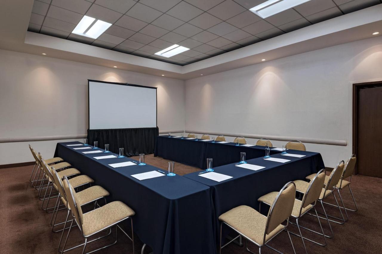 Four Points By Sheraton Galerias Monterrey Dış mekan fotoğraf A meeting room