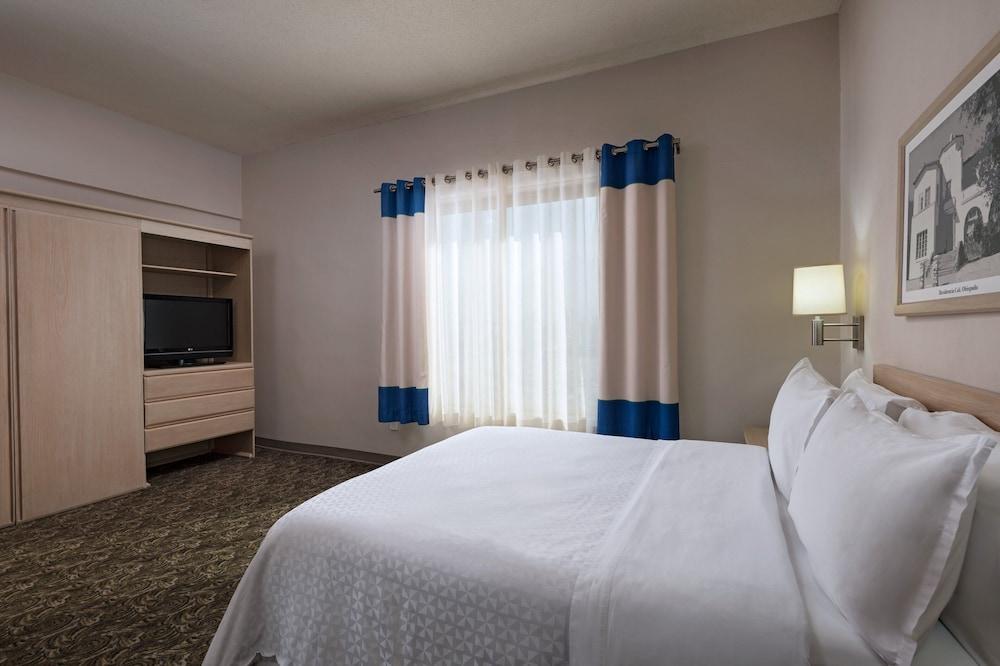 Four Points By Sheraton Galerias Monterrey Dış mekan fotoğraf A bedroom at the Hilton Garden Inn in San Francisco