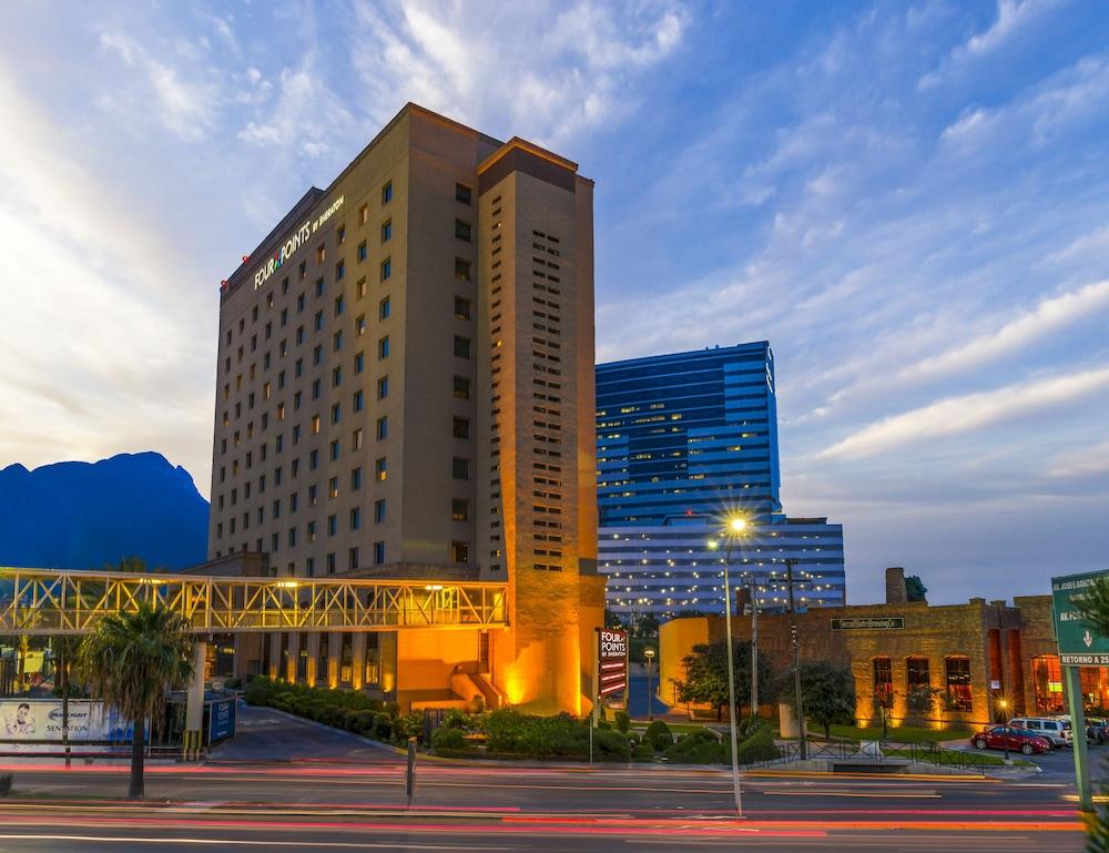 Four Points By Sheraton Galerias Monterrey Dış mekan fotoğraf The hotel at dusk