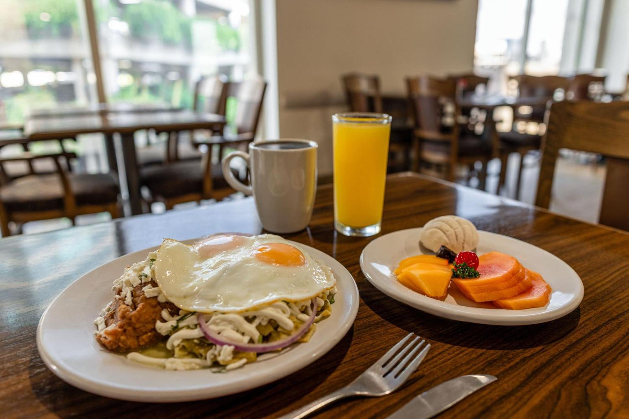 Four Points By Sheraton Galerias Monterrey Dış mekan fotoğraf Breakfast at the Hotel