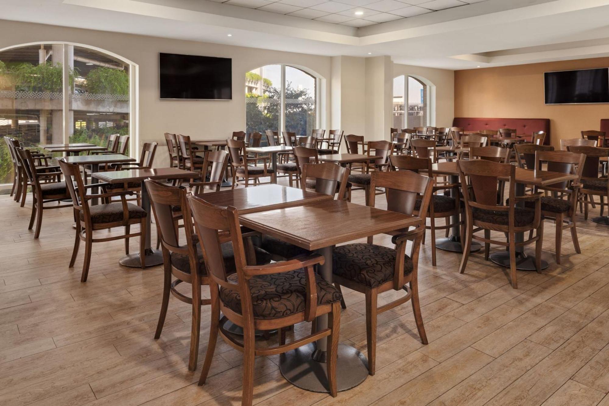 Four Points By Sheraton Galerias Monterrey Dış mekan fotoğraf The dining room at the hotel