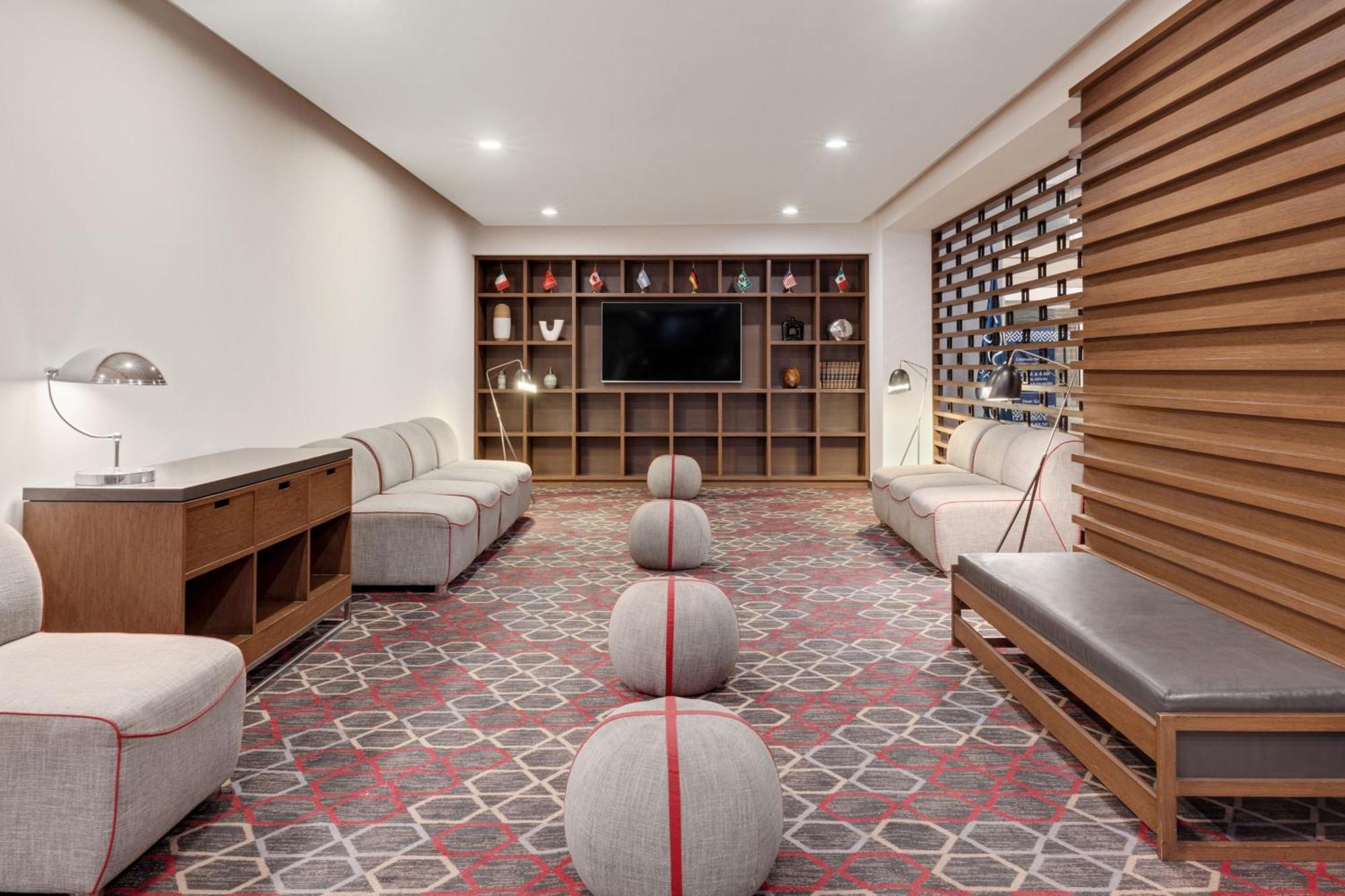 Four Points By Sheraton Galerias Monterrey Dış mekan fotoğraf The lounge at the airport