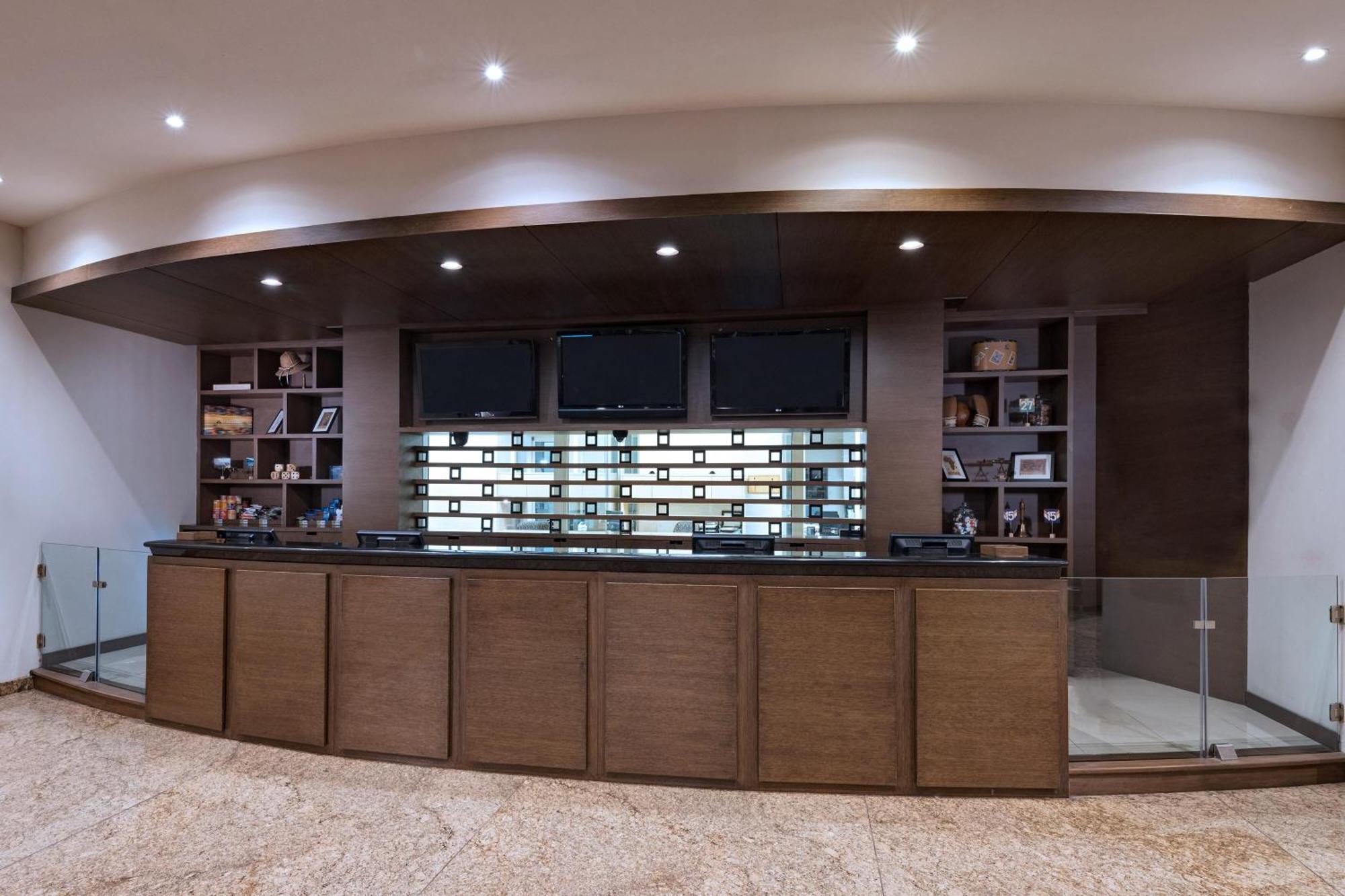 Four Points By Sheraton Galerias Monterrey Dış mekan fotoğraf The reception desk at the library